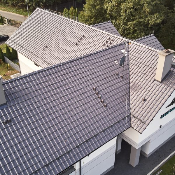 Rozległy dach z dachówki ceramicznej Röben Piemont titan szara glazurowana – elegancki połysk