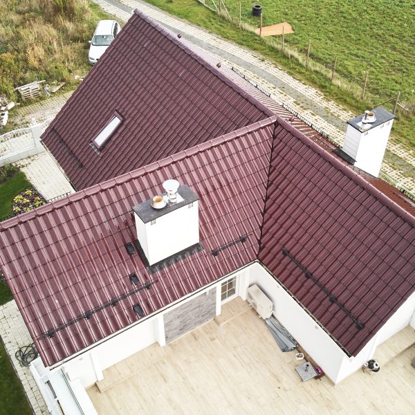 Elegancki dach dwuspadowy z dachówki ceramicznej Creaton Sinfonie czerwień winna