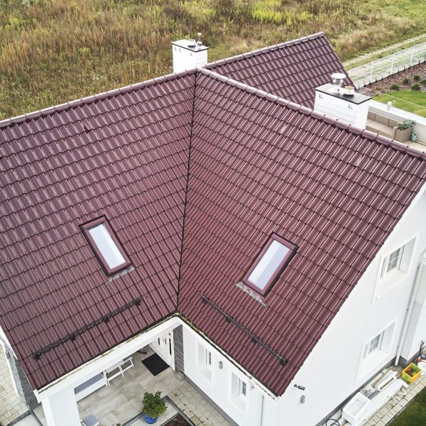 Realizacja domu z dachem dwuspadowym pokrytym dachówką Creaton Sinfonie w kolorze czerwieni winnej