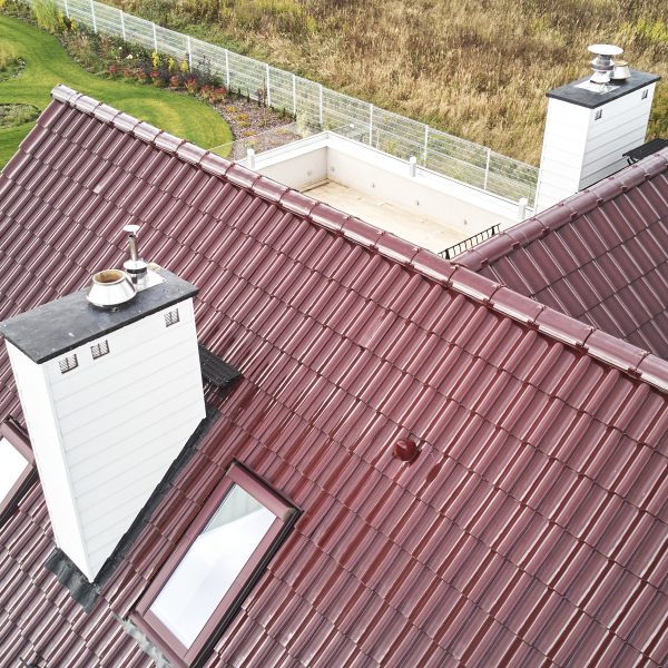 Creaton Sinfonie czerwień winna – dach dwuspadowy z połyskującym pokryciem