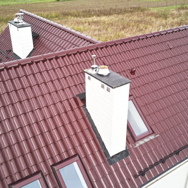 Realizacja dachu dwuspadowego z dachówki ceramicznej Creaton Sinfonie czerwień winna – eleganckie, glazurowane wykończenie