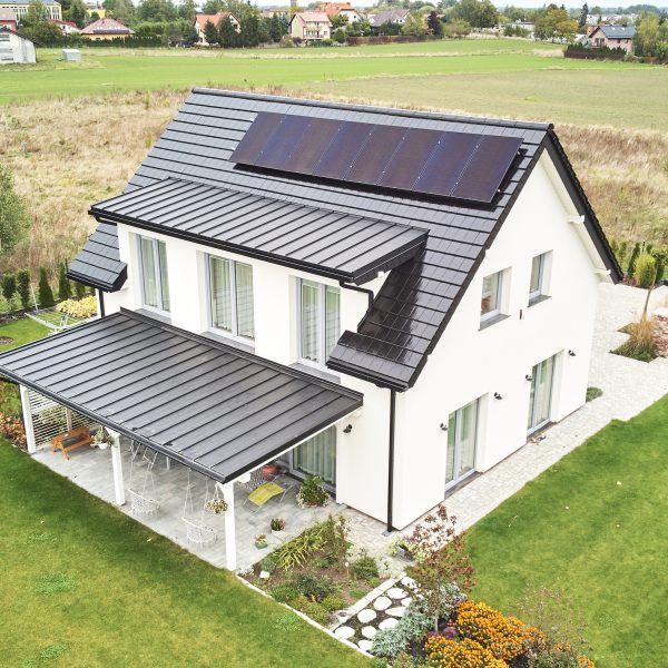 Glazurowana dachówka płaska Creaton Simpla w odcieniu czerni – modernistyczny charakter