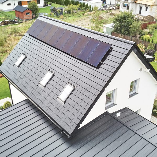 Płaska dachówka ceramiczna Creaton Simpla czarna glazura – efektowna powierzchnia