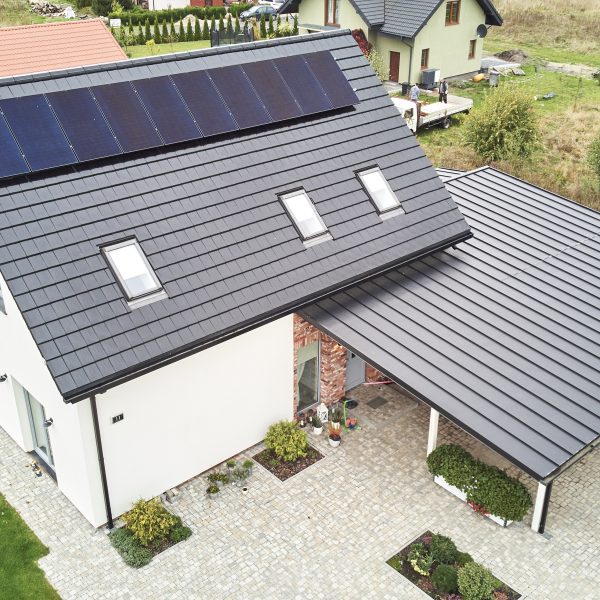 Realizacja dachu z płaskiej dachówki Creaton Simpla w kolorze czarnym glazurowanym