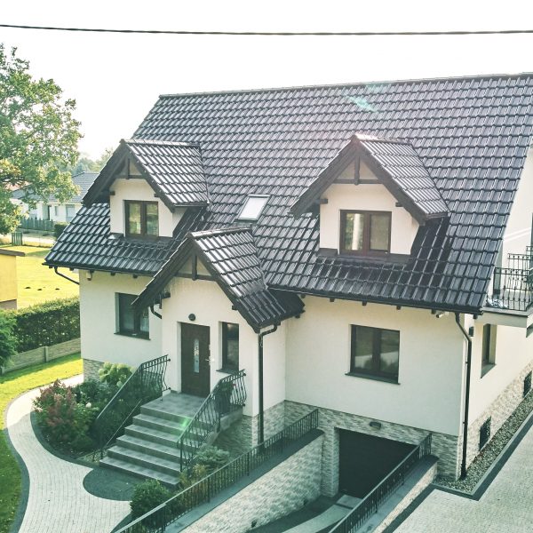 Ujęcie z góry na dachówkę Creaton Titania brąz glazura, podkreślające jej równy układ i blask.
