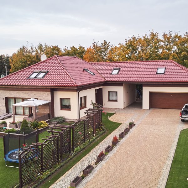 Dachówka ceramiczna Röben Piemont kasztan angoba – elegancki styl i trwałe wykończenie