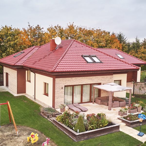 Dachówka ceramiczna Röben Piemont kasztan angoba – naturalny kolor i matowe wykończenie