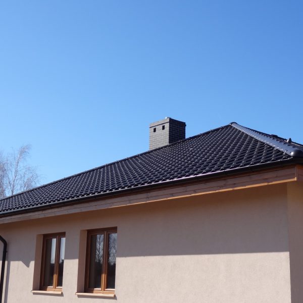 Matowa, antracytowa dachówka angobowana Creaton Melodie na dachu o prostej formie.