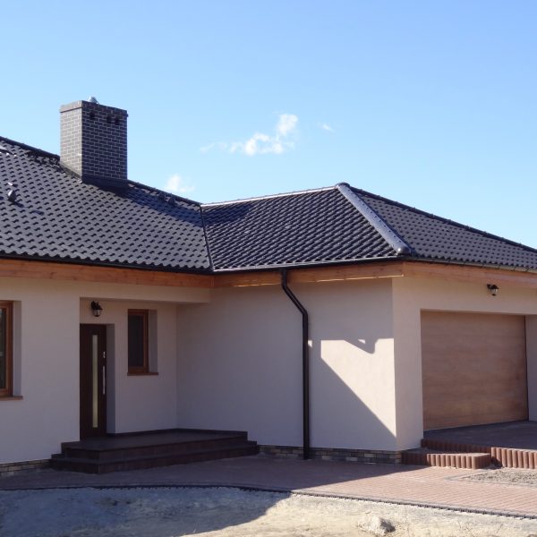 Realizacja z dachówką Creaton Melodie antracytowa angoba, nadającą budynkowi nowoczesny i stonowany wygląd.