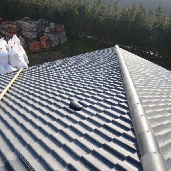 Grafitowe płyty Euronit Typ S na dachu, ujęcie z perspektywy górnej.