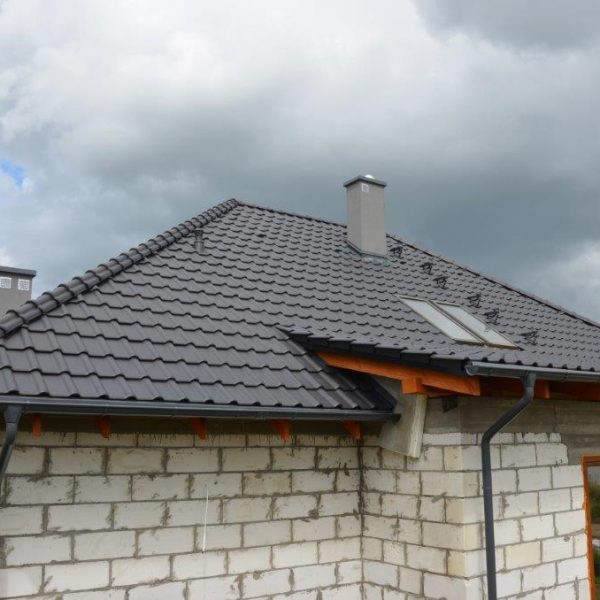 Antracytowa dachówka angobowana Röben Piemont na dachu o klasycznej formie.
