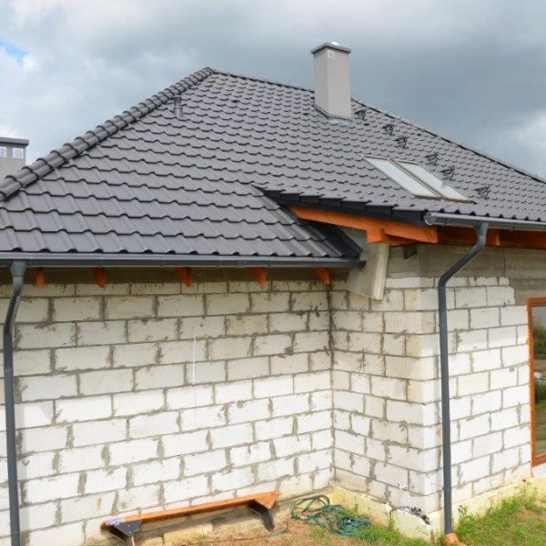 Realizacja z dachówką Röben Piemont antracyt angoba, nadającą budynkowi nowoczesny charakter.
