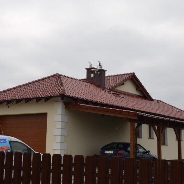 Realizacja z dachówką Röben Piemont kasztan, nadającą budynkowi ciepły i klasyczny wygląd.