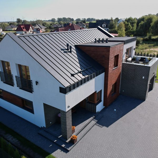 Widok lotniczy na dach z dachówki ceramicznej płaskiej Creaton Simpla