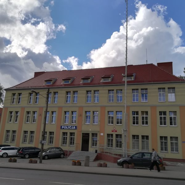 Obiekt policyjny z pokryciem dachowym z dachówki Wienerberger Karpiówka czerwona angobowana