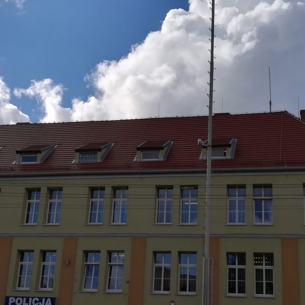 Dach z dachówki Wienerberger Karpiówka czerwona angobowana na budynku policji