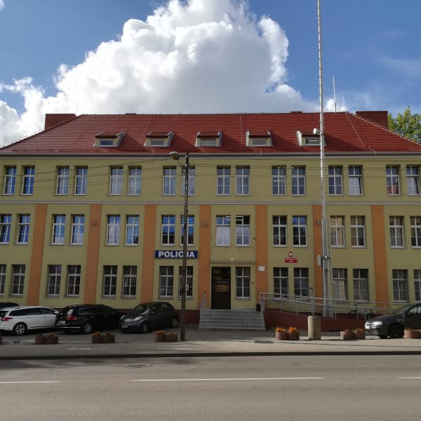 Budynek policji z dachem z dachówki ceramicznej Wienerberger Karpiówka czerwona angobowana