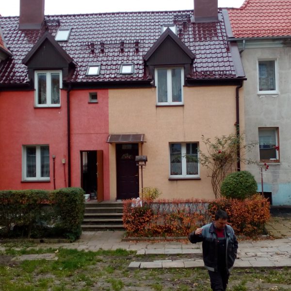 Dach pokryty dachówką Braas Rubin 13 V Topline w odcieniu buk, o eleganckim wykończeniu.