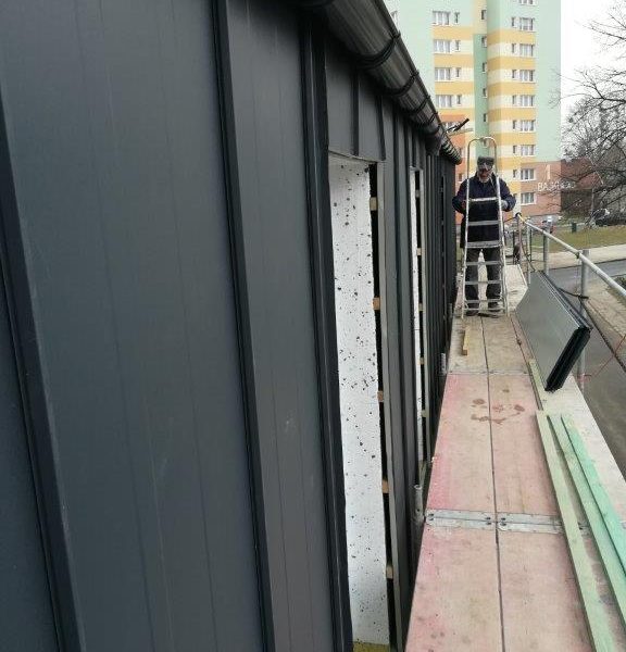 Elewacja wykończona blachą na rąbek PD-510 Pruszyński, nadająca budynkowi nowoczesny charakter.