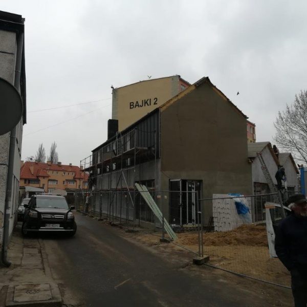 Montaż paneli elewacyjnych PD-510 Pruszyński w systemie na rąbek stojący.