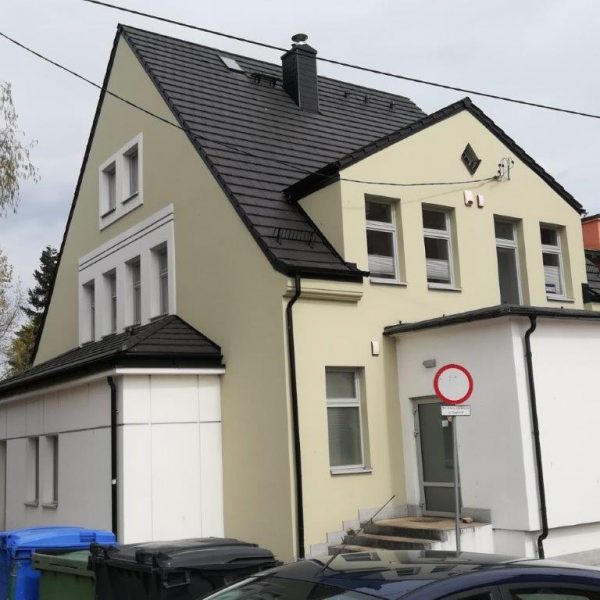 Realizacja z płaską dachówką Wienerberger Actua 10 czarna angoba, nadającą budynkowi nowoczesny wygląd.