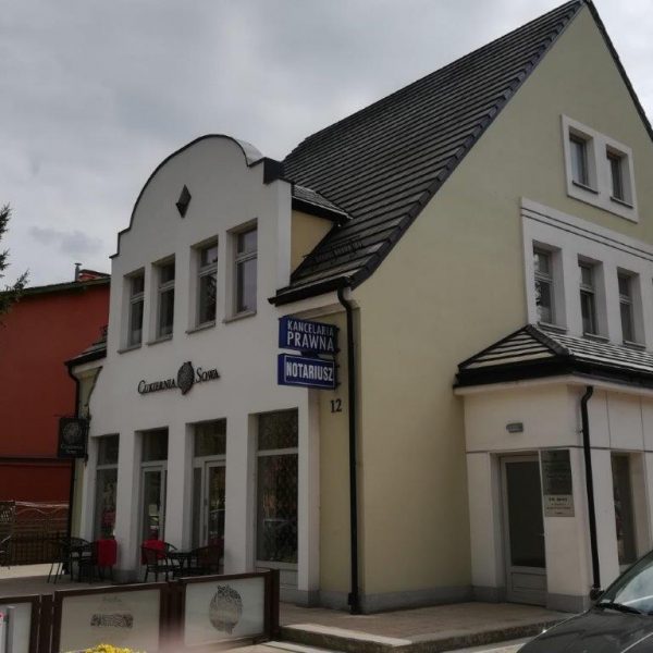 Dach pokryty płaską dachówką Wienerberger Actua 10 w czarnej angobie o matowym wykończeniu.