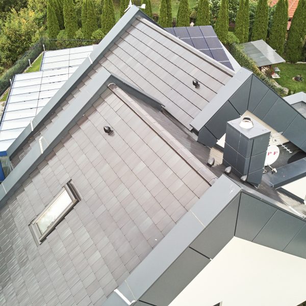 Widok panoramiczny z lotu ptaka – dach z dachówki płaskiej Creaton Domino łupek glazura