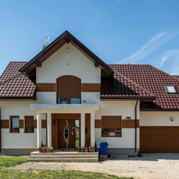 Gotowy dach pokryty blachodachówką Loara firmy Pruszyński