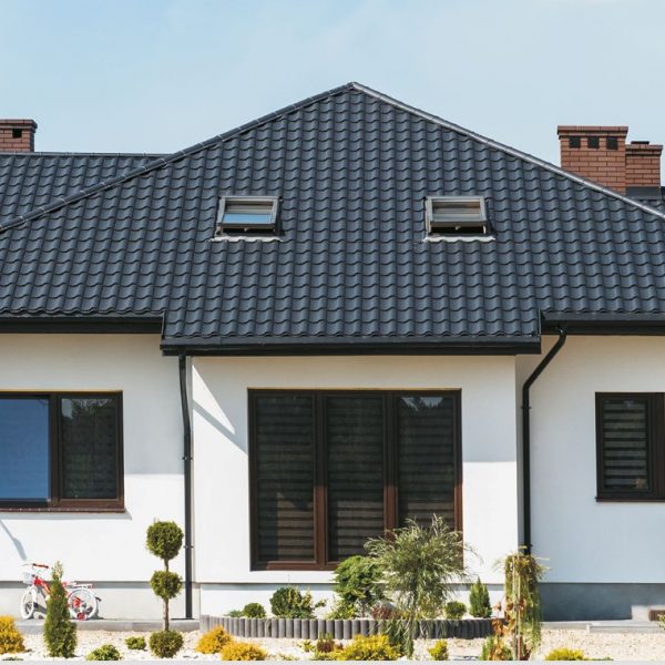 Realizacja dachowa z użyciem blachy panelowej Optima – tradycyjny styl