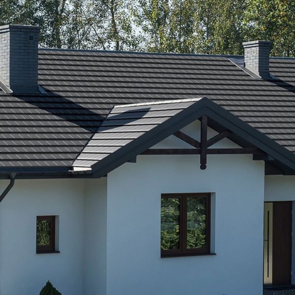 Blachodachówka Loara na budynku mieszkalnym – efekt końcowy montaż