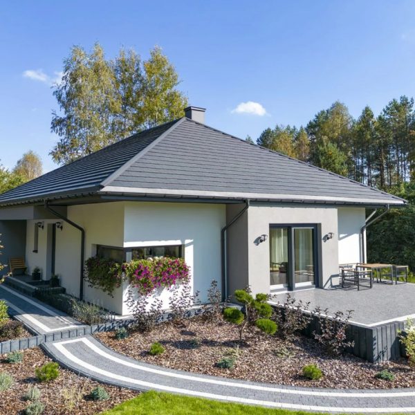 Dach z blachy Płaska Plus – minimalistyczny efekt końcowy