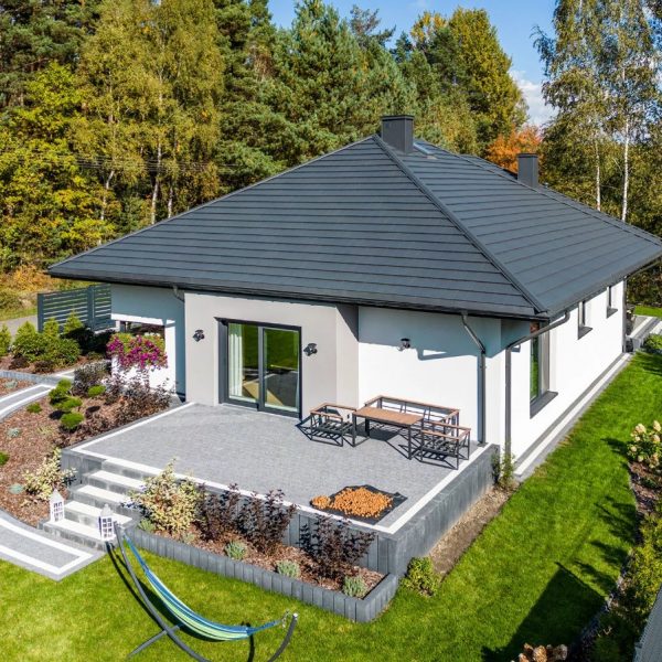 Blacha dachowa Płaska Plus na nowoczesnym budynku – gotowa realizacja