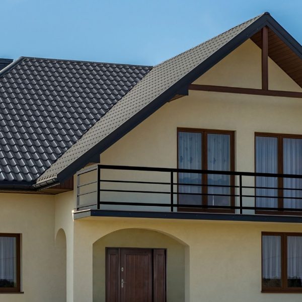 Zainstalowana blachodachówka panelowa Ren – widok gotowego dachu
