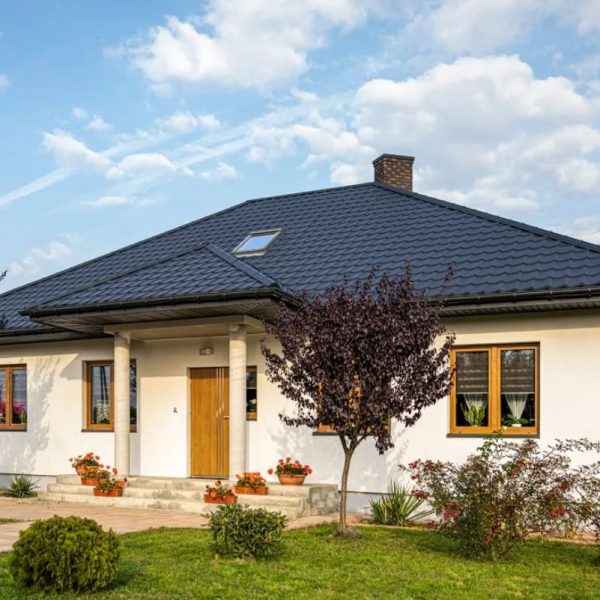 Realizacja dachu z paneli Pruszyński Rubin – klasyczny wygląd blachodachówki