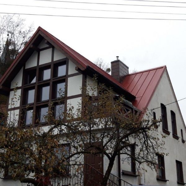 Blacha na rąbek stojący Pruszyński wiśnia – nowe pokrycie dachowe po modernizacji