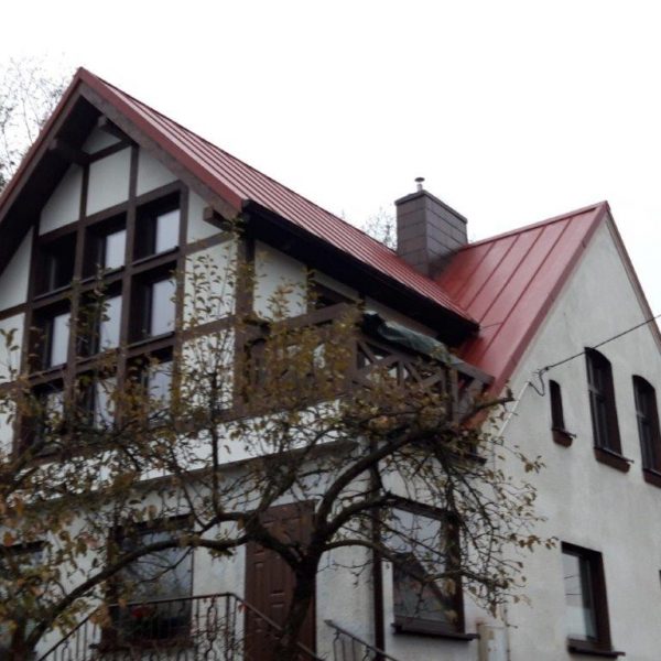 Modernizacja dachu z blachy na rąbek Pruszyński w kolorze wiśnia