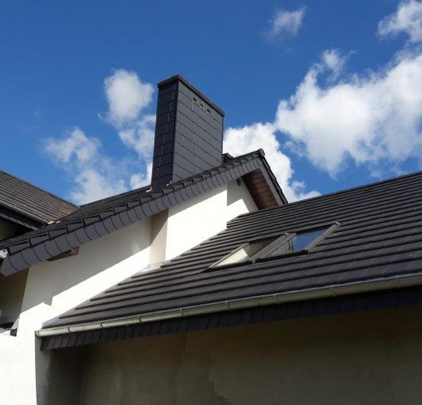Dach z dachówki Roben Bergamo podkreślający minimalistyczną architekturę domu.