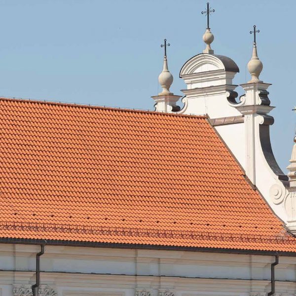 Dach kościoła pokryty dachówką Roben Milano w eleganckim wykończeniu.