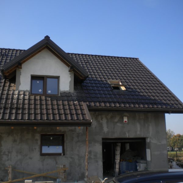 Solidna dachówka ceramiczna Roben Piemont w kolorze brązowym na dachu domu w stanie surowym