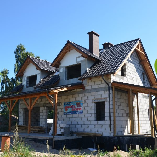 Dach wykonany z dachówki Roben Piemont brązowej – wysokiej jakości ceramika na dom jednorodzinny widok z boku