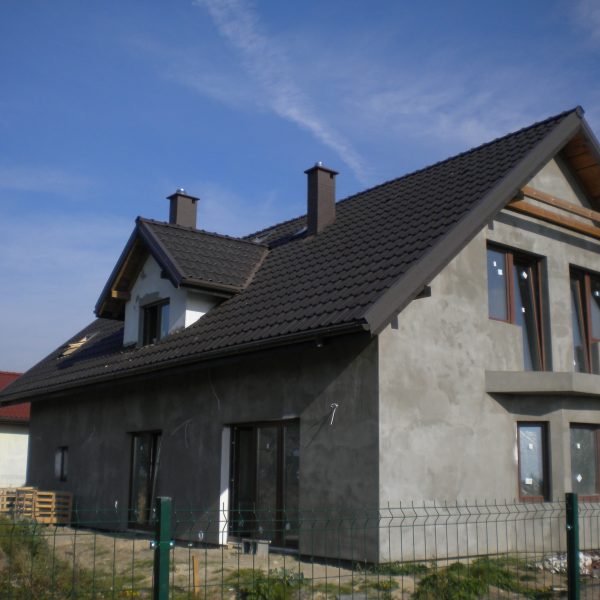 Dom pokryty dachówką Roben Piemont brąz – harmonijne połączenie tradycji z nowoczesną architekturą