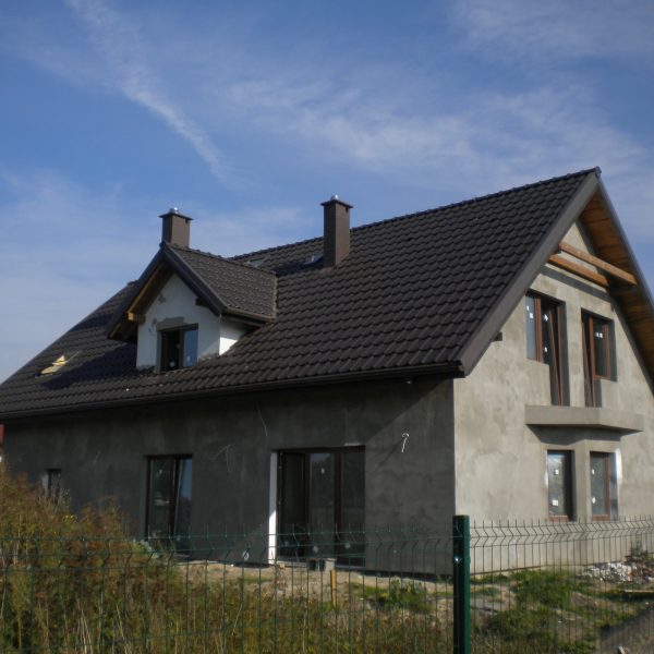 Dom pokryty dachówką Roben Piemont brąz – harmonijne połączenie tradycji z nowoczesną architekturą