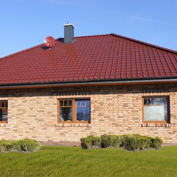 Realizacja dachu z dachówki Roben Piemont podkreślająca tradycyjny charakter domu.