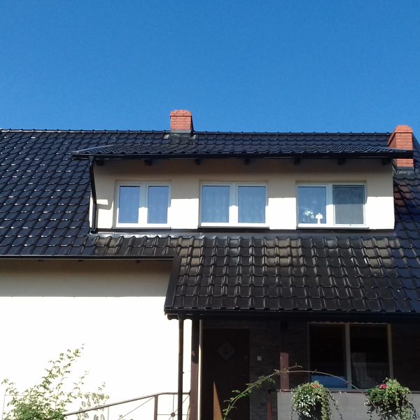 Realizacja z dachówką Röben Piemont czarno-brązową, nadającą budynkowi wyrazisty charakter.