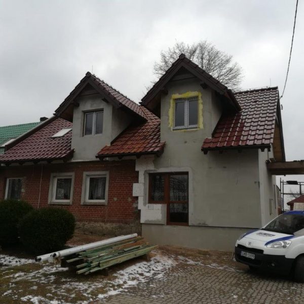Realizacja z dachówką Röben Piemont Trentino glazura, nadającą budynkowi nowoczesny charakter.