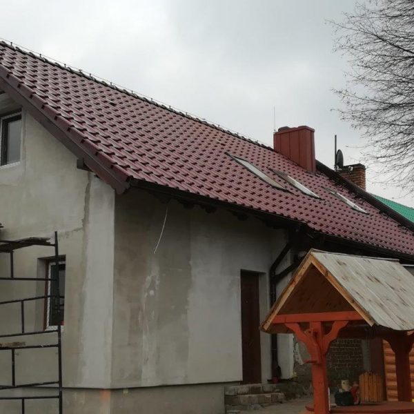Dach pokryty dachówką Röben Piemont Trentino w eleganckiej glazurze o połyskującym wykończeniu.