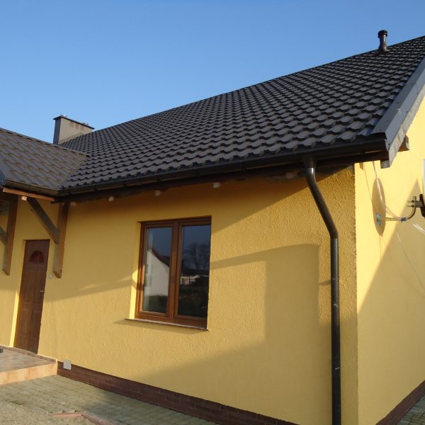 Dom z dachem pokrytym blachodachówką Ruukki Finnera w kolorze brązowym