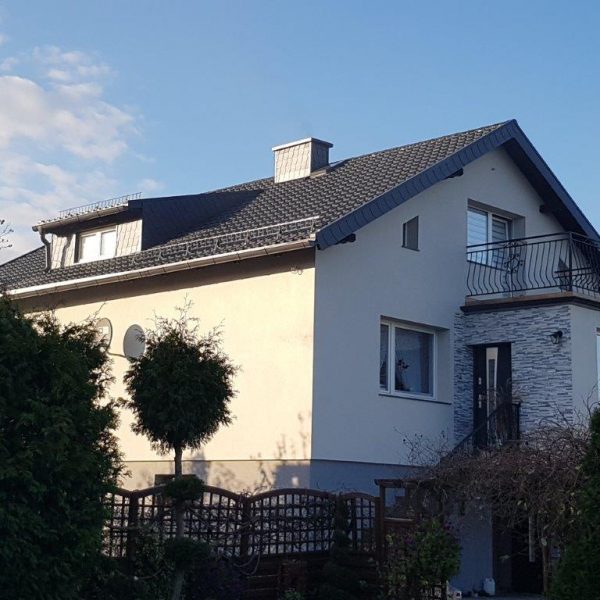 Dach z blachodachówki modułowej Ruukki Finnera antracyt Purex – eleganckie, nowoczesne wykończenie