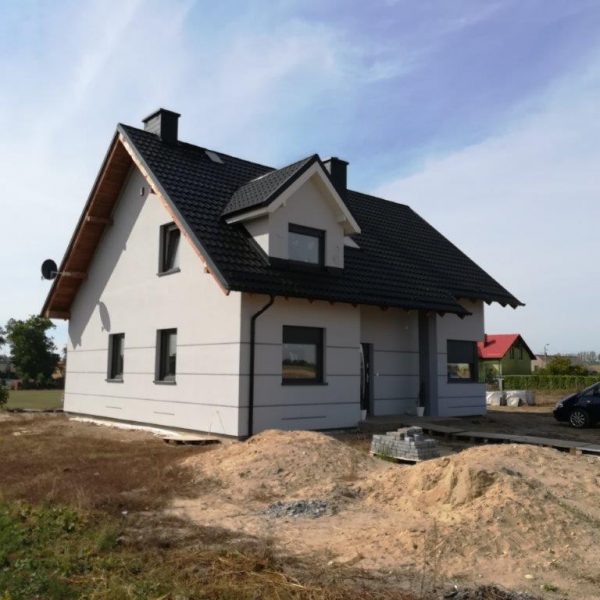 Czarna blachodachówka Ruukki Finnera na dachu o klasycznej, symetrycznej formie.