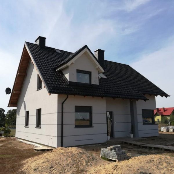 Realizacja z pokryciem dachowym Ruukki Finnera czarny, nadającym budynkowi elegancki charakter.